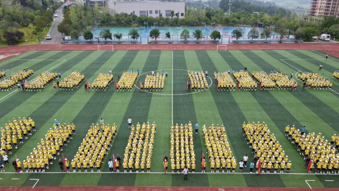 步履铿锵砺青春，廿里拉练淬锋芒——都匀一中2025级高一新生军训拉练